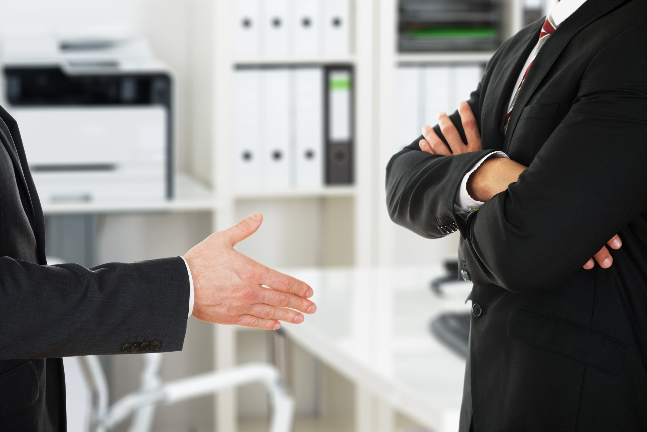Деловая встреча. Скс партнёрство для успешных. Рукопожатие деловых партнеров. Выбор из двух партнеров. Партнерская программа для брокеров.